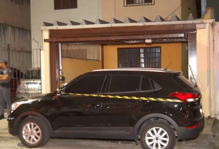 Adolescente mata pai, mãe e irmã e passa o fim de semana com os corpos em casa