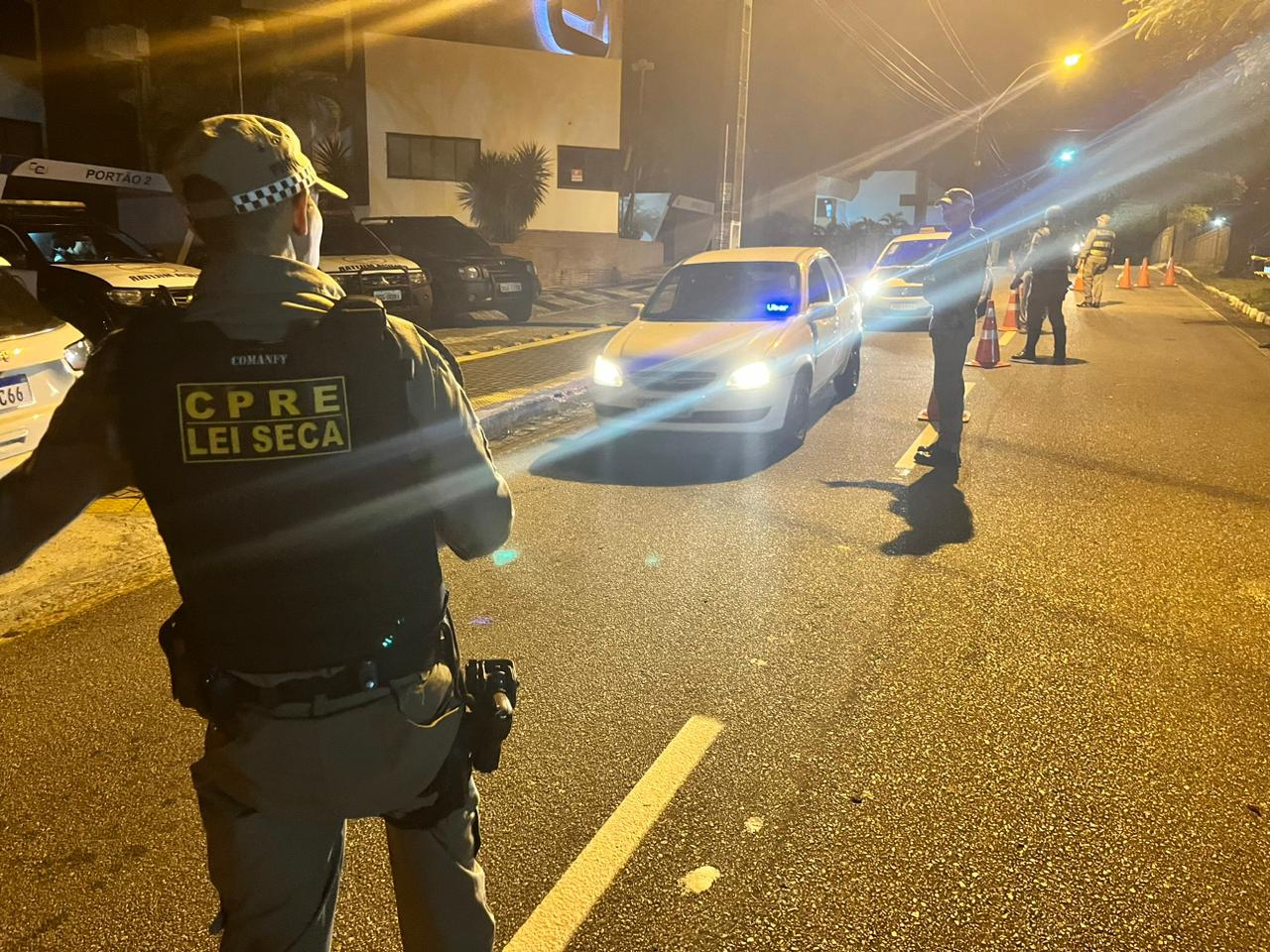 Mulher sob efeito de álcool é presa durante blitz da Lei Seca na avenida Romualdo Galvão