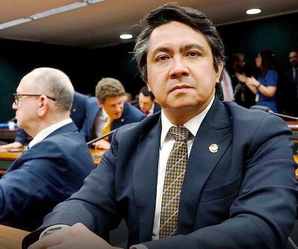 Senador gasta com gasolina o suficiente para dar 5 voltas na Terra