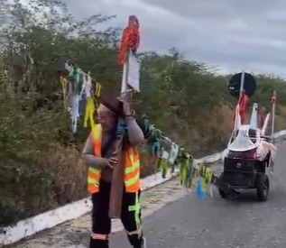 Pagador de promessas que vai até o Maranhão com uma cruz passa por Currais Novos