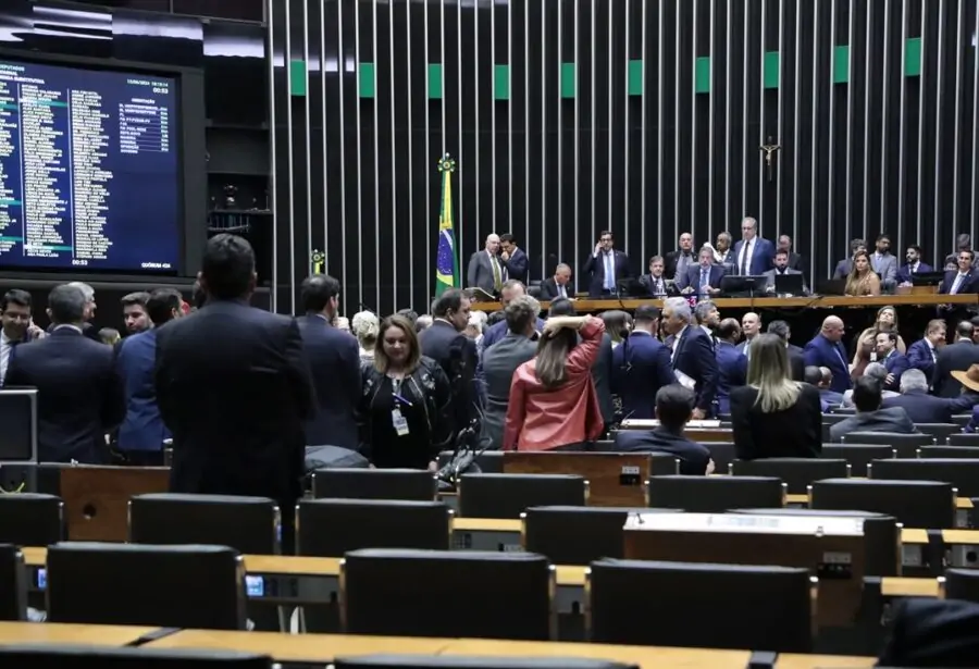 Câmara aprova urgência de projeto que equipara aborto a homicídio, até mesmo em casos de estupro