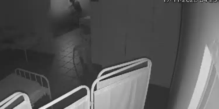 EXECRÁVEL: Vídeo mostra vigilante estuprando paciente sedada em clínica de saúde mental