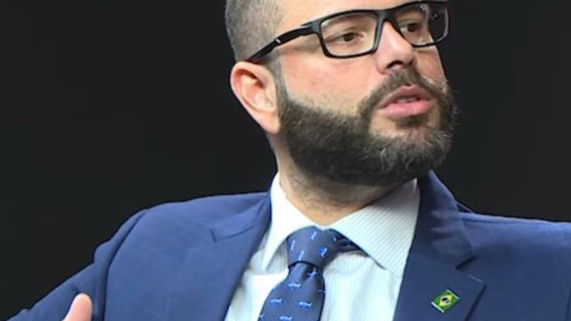 Senador bolsonarista beija e elogia Barroso antes de julgamento que pode cassá-lo