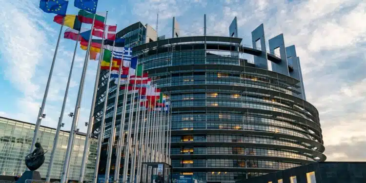 Com derrota fragorosa, a esquerda da Europa ficará com apenas 34 cadeiras das 720 e direita é a grande vencedora das eleições