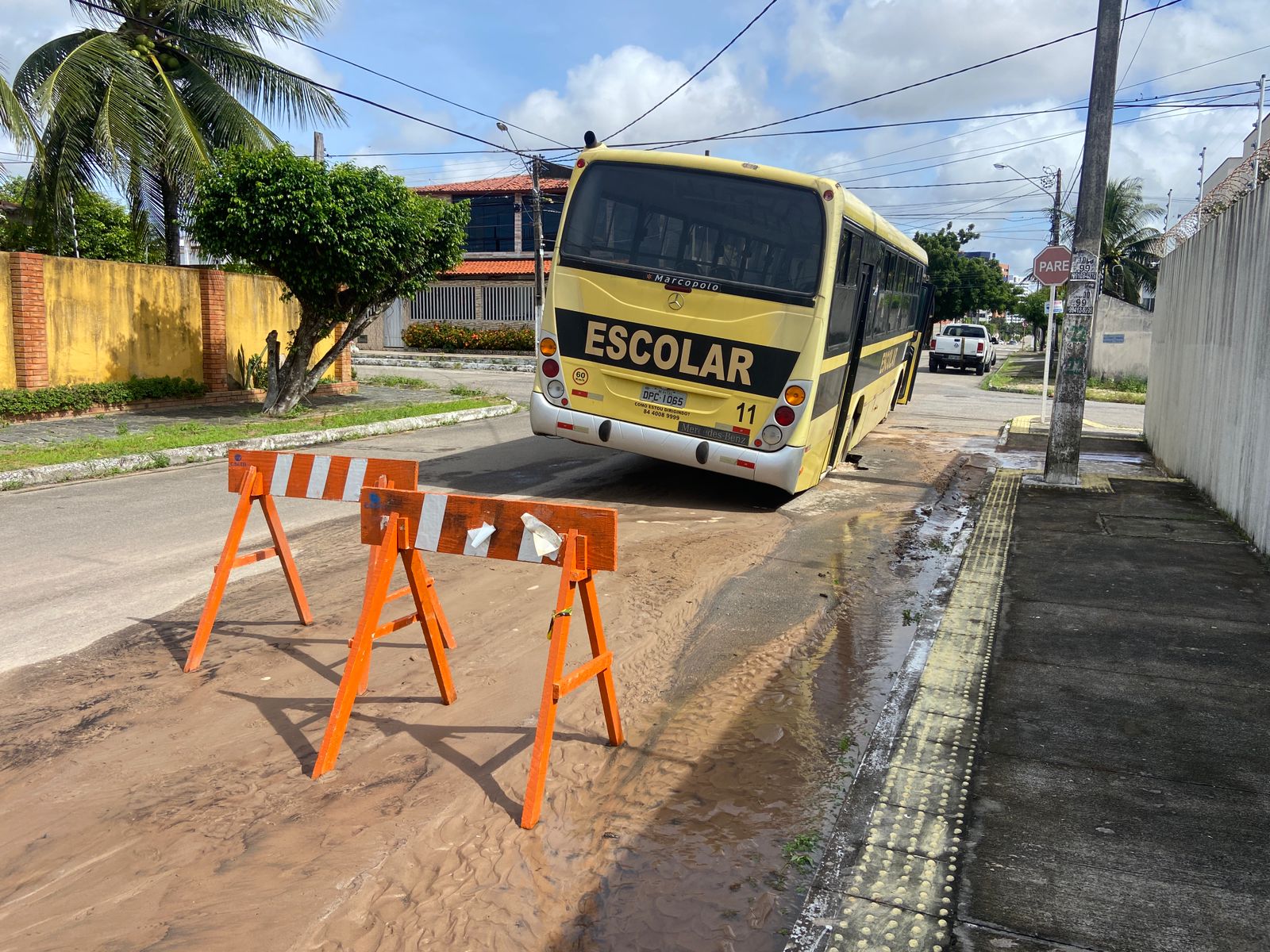 Ônibus escolar cai em buraco aberto após vazamento na zona Sul de Natal
