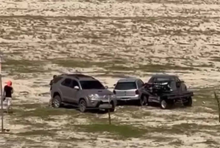 VÍDEO: Piloto passa mal durante corrida de buggy, atropela cinegrafista e colide com outro carro no CE