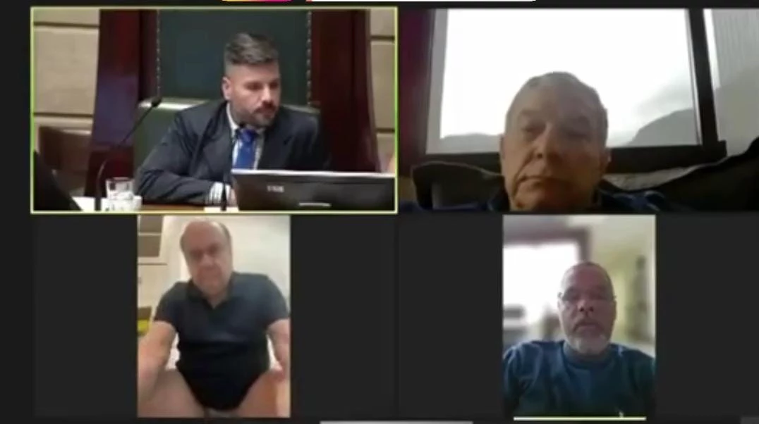 Vereador é filmado usando o banheiro durante sessão online