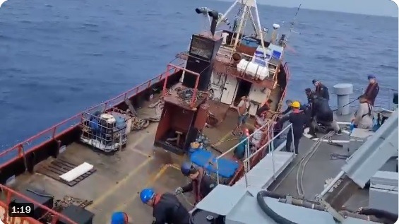 Marinha resgata tripulação de uma embarcação que ficou à deriva no litoral de Natal