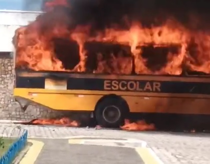 Ônibus escolar fica destruído após incêndio no interior do RN