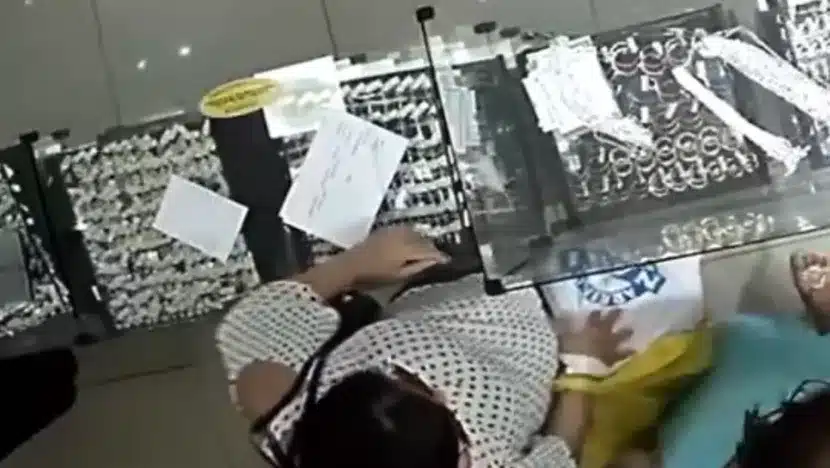Mulher é flagrada furtando joias em loja na zona Leste de Natal