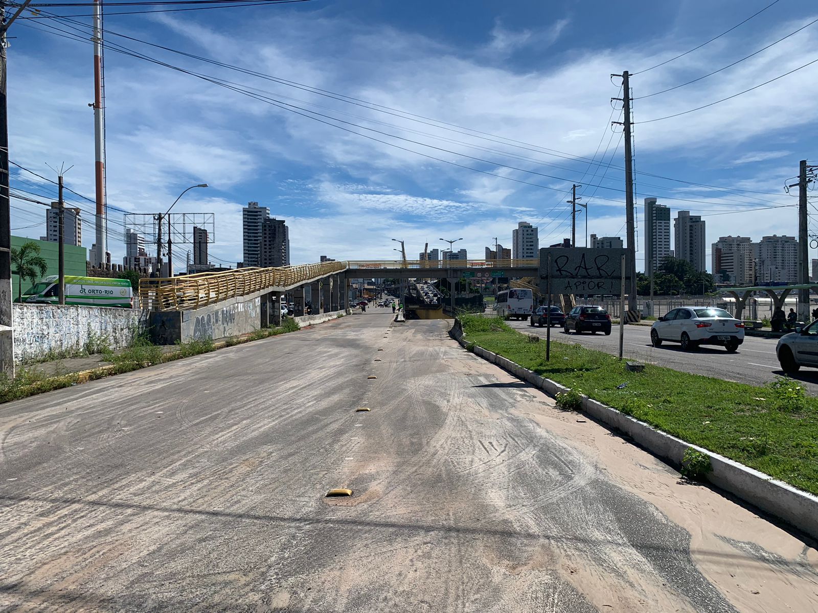 Vazamento na avenida Prudente de Morais interdita faixa e deixa bairros de Natal sem água