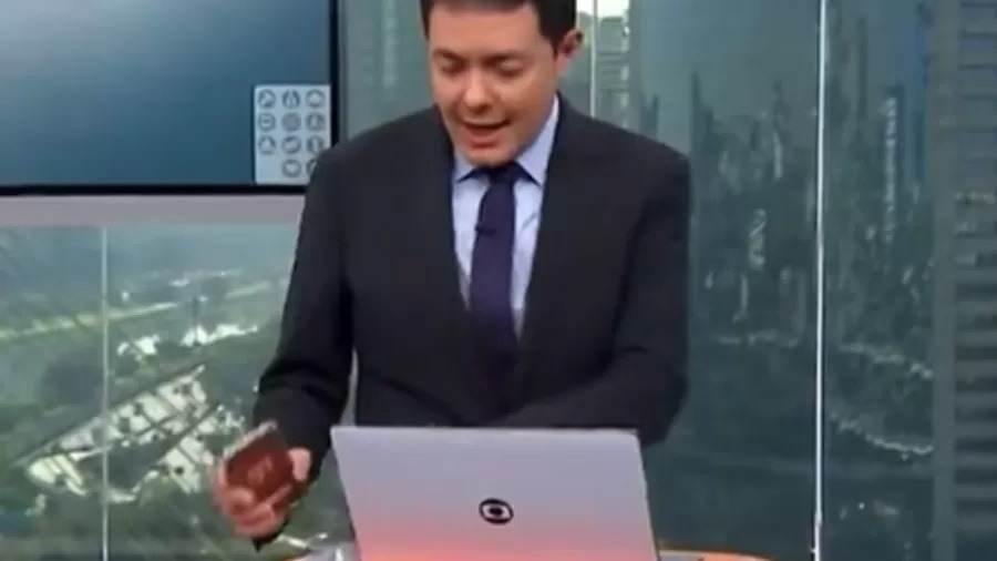VÍDEO: Apresentador potiguar quebra copo ao vivo na bancada da TV Globo