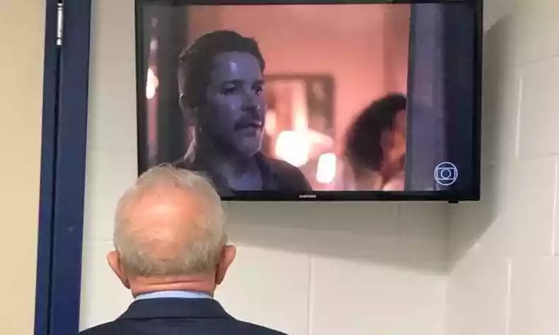 Lula diz que cinema e novelas não são para ensinar “putaria”