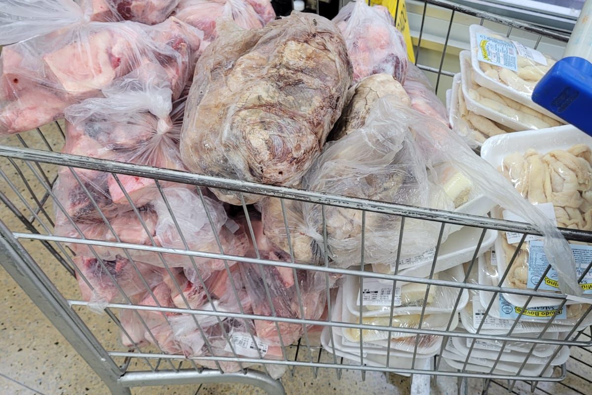 Procon apreende 70kg de alimentos vencidos em supermercado do interior do RN