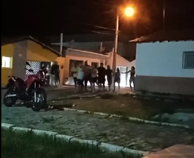 Prefeito troca socos com outras pessoas durante briga no meio da rua em cidade do RN