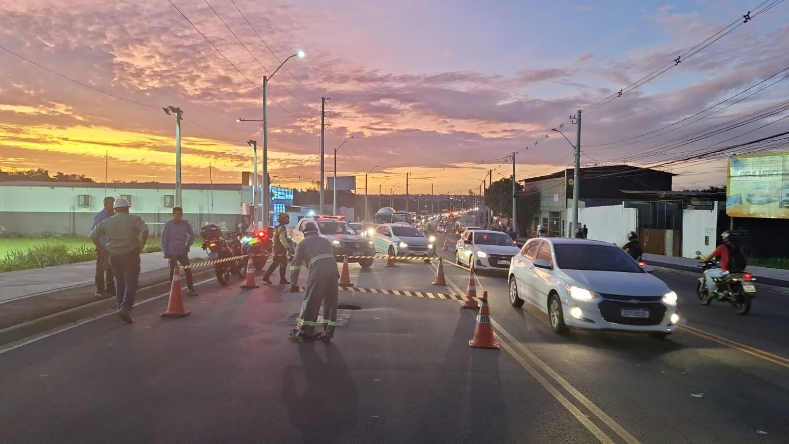 Cratera na Av. Felizardo Moura: trânsito parcialmente interditado