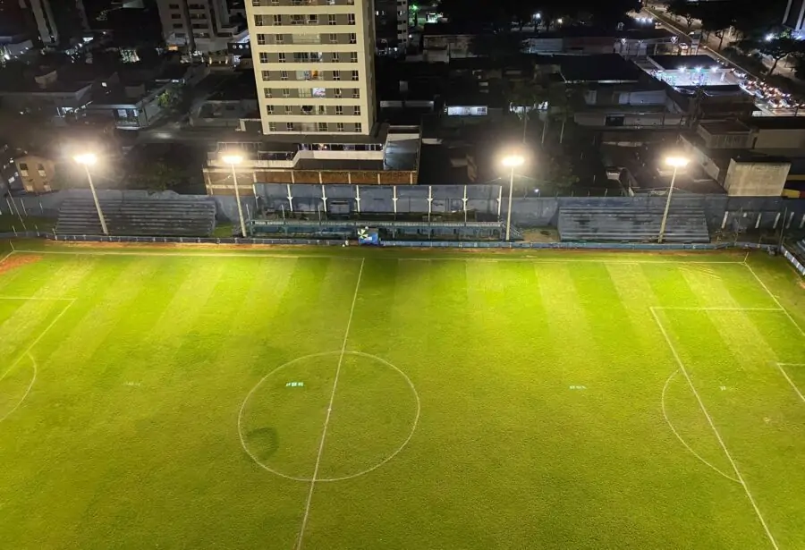 Estádio Juvenal Lamartine recebe sistema de iluminação e inicia testes para realizar jogos noturnos