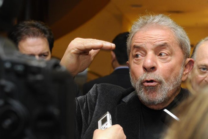 Lula não descarta concorrer em 2026 para evitar volta de “trogloditas”