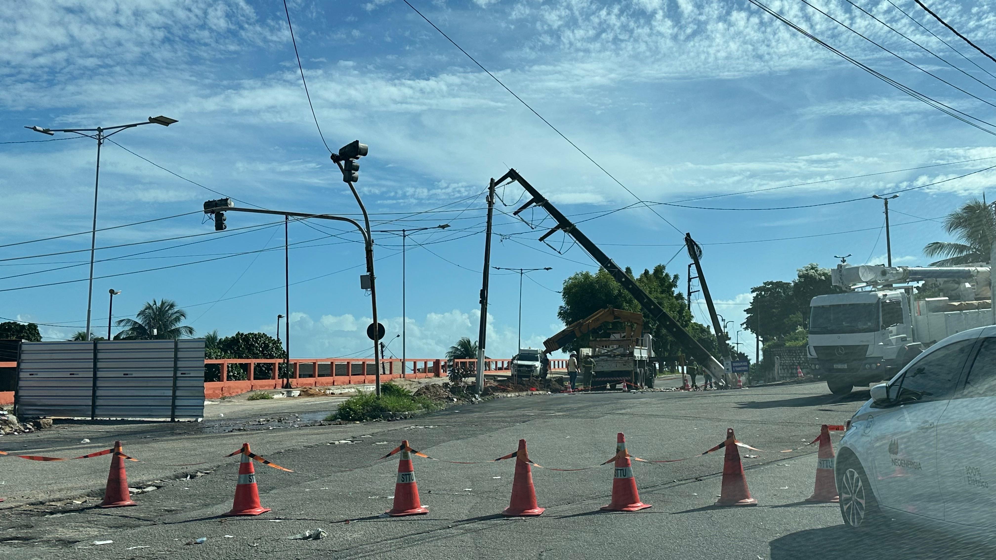 Poste fica inclinado e avenida é interditada na Cidade Alta