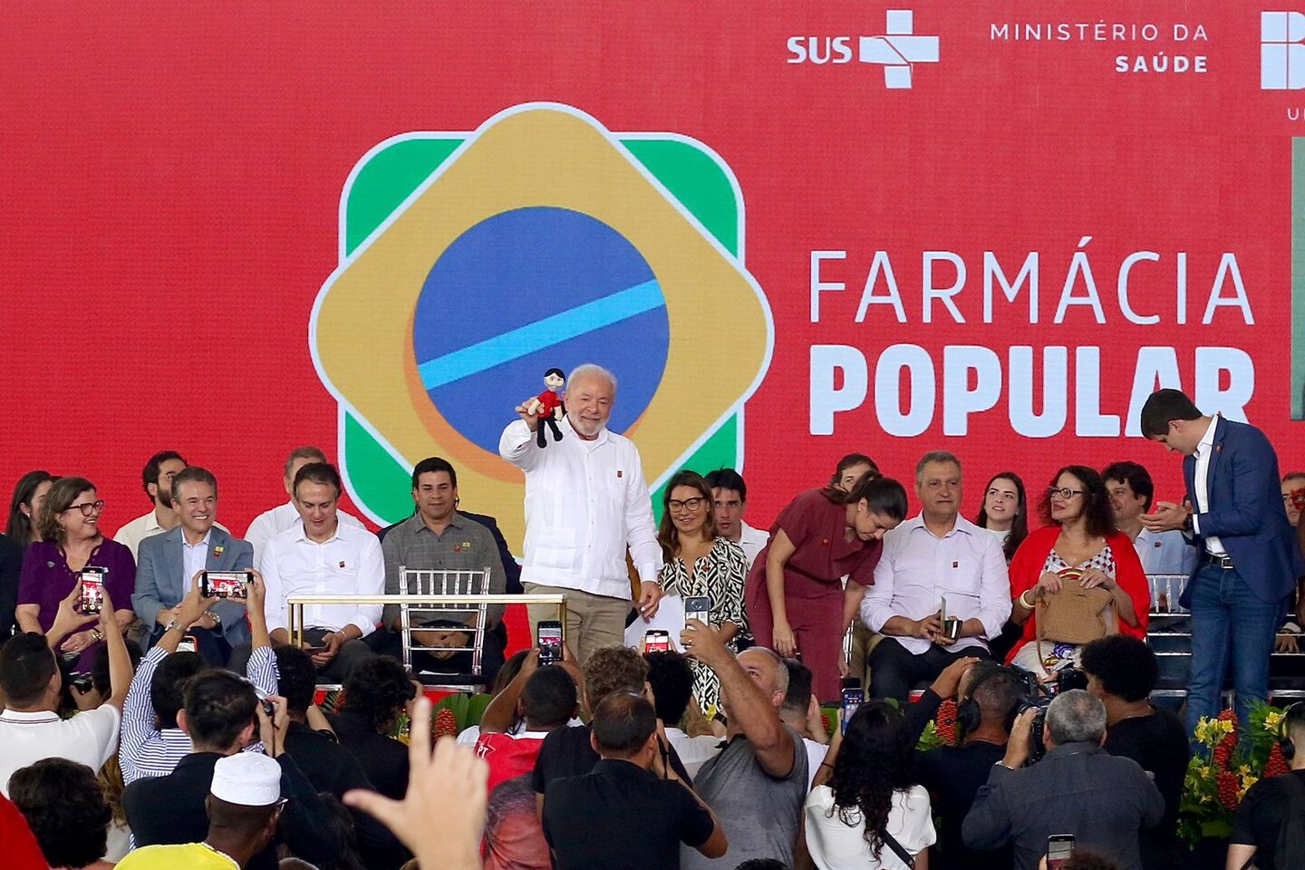 Governo Lula corta R$ 5,7 bi e atinge Farmácia Popular, Auxílio Gás, PF, Exército e obras em rodovias