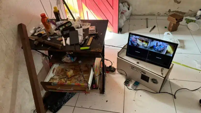 Polícia desmantela tráfico de drogas e prende cinco homens em Tibau do Sul