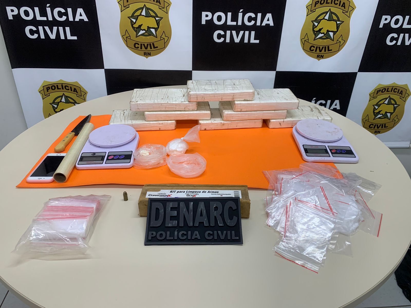 Polícia prende homem em flagrante e apreende 8 quilos de cocaína na Vila de Ponta Negra
