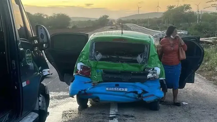Acidente entre van e carro da prefeitura de Patu deixa ferido na BR-304, no interior do RN
