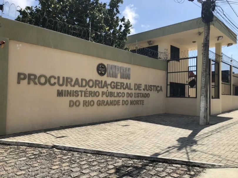 Desfarsa e sai de fininho