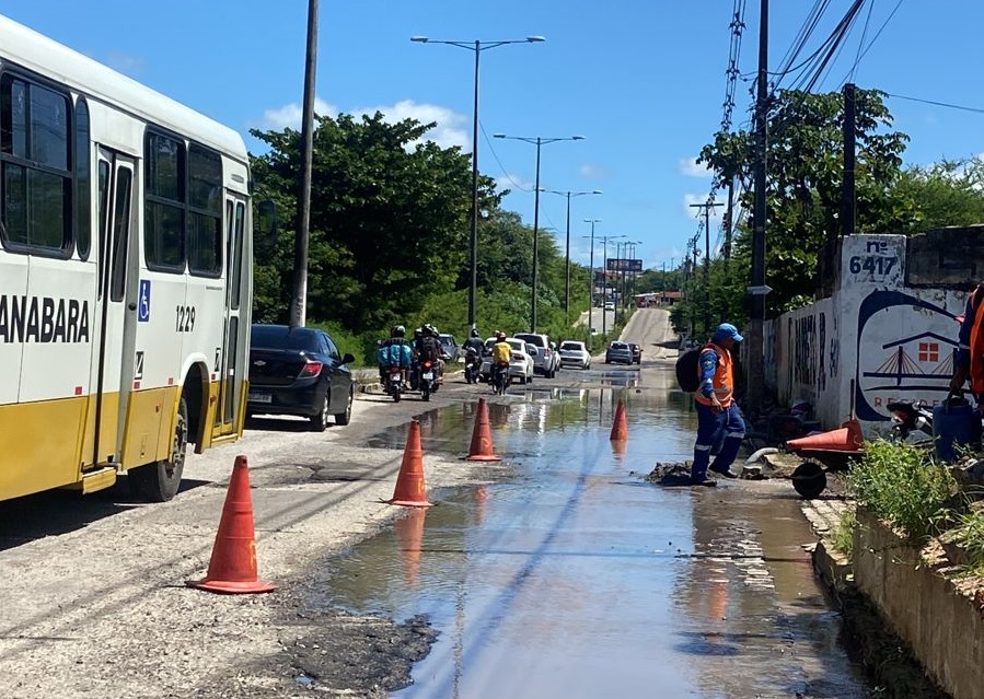 Com buracos e alagamento, Estrada da Redinha inferniza motoristas; Governo do RN culpa a chuva