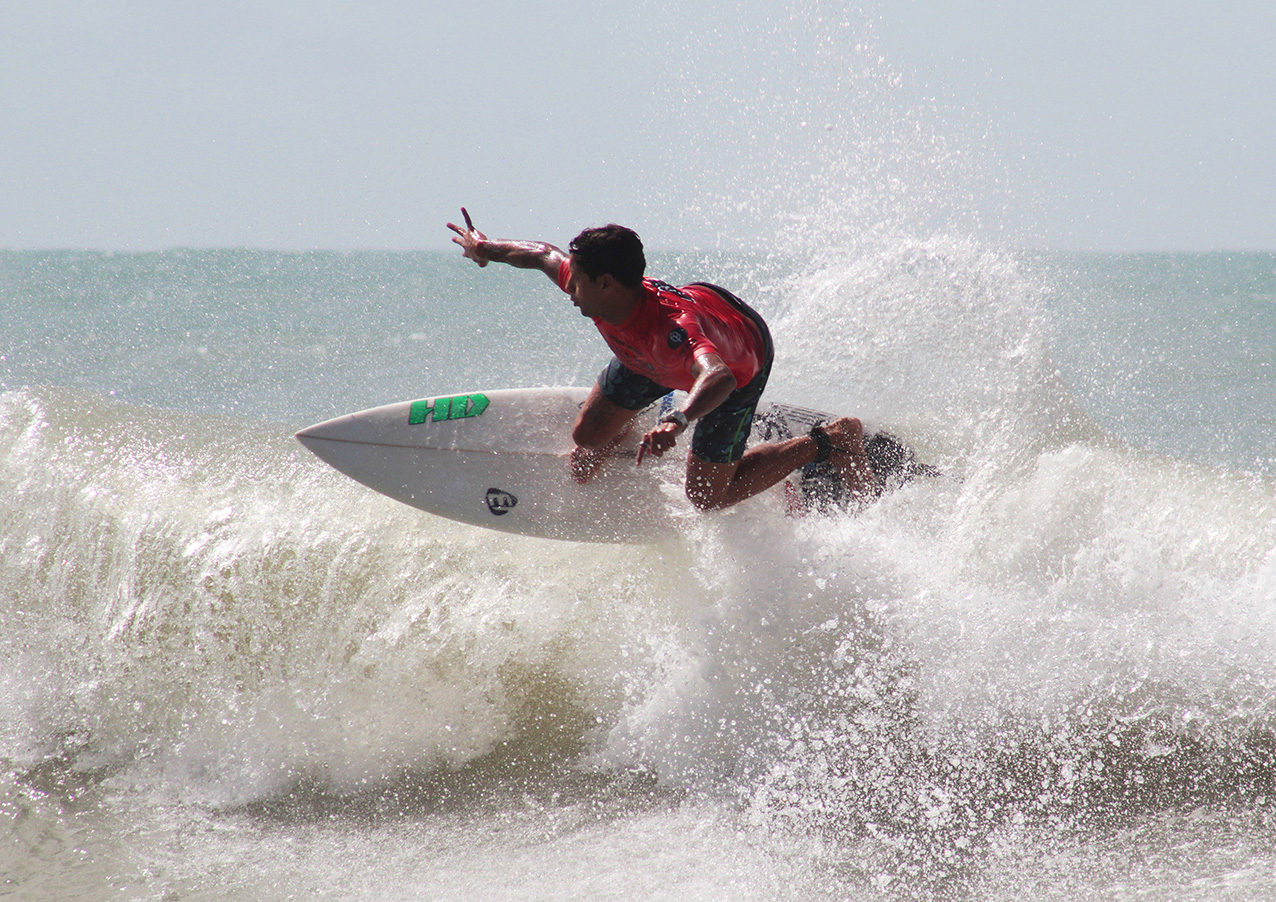 SURF: Ondas excelentes no primeiro dia da Taça Brasil 10000 de Baía Formosa