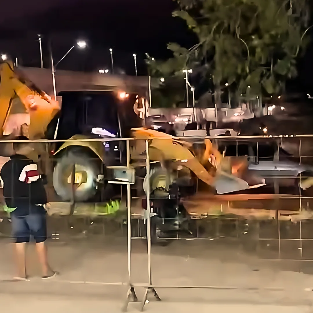 CONFUSÃO: Homem em retroescavadeira arrasta carros e motos após vaquejada
