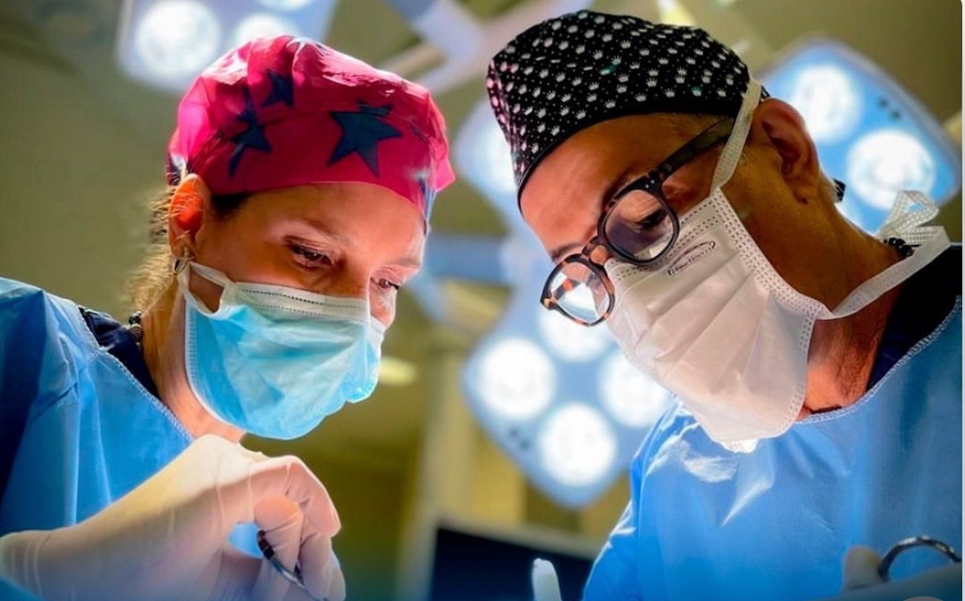 Médico potiguar Charles Sá chega ao Brasil; Corpo da esposa será cremado em Belo Horizonte