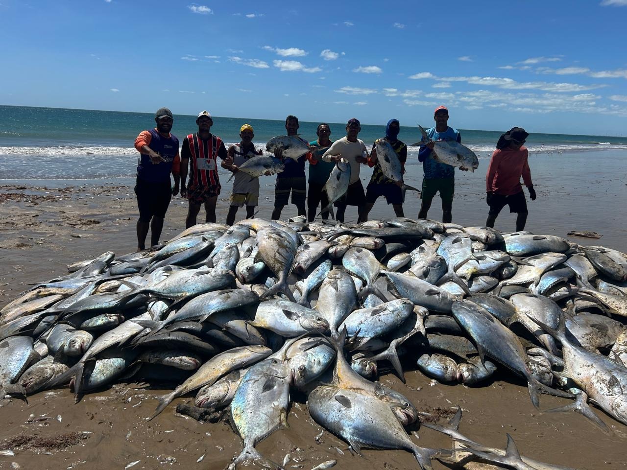 Pescadores comemoram após fisgar cerca de 7 mil kg de peixe no RN