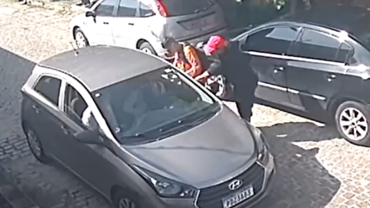 Polícia divulga imagens de suspeitos por roubo de veículo em Natal