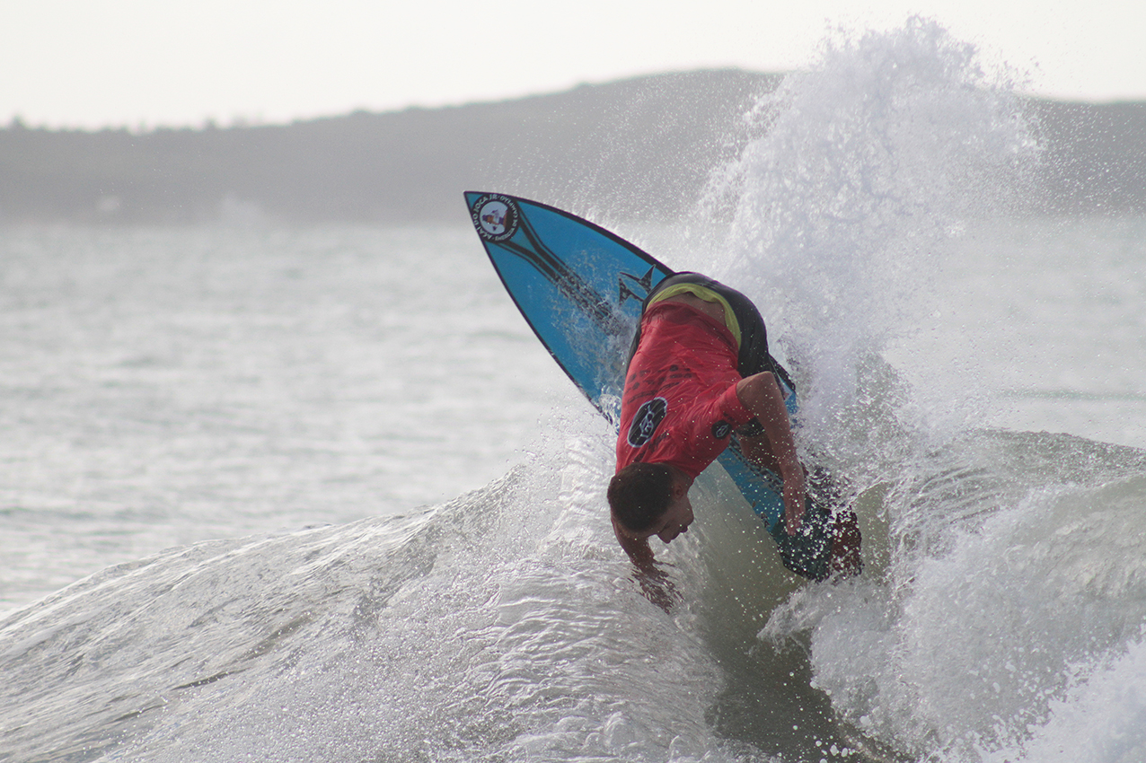 Circuito brasileiro leva alto nível de surfe à Baía Formosa