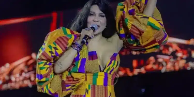 VÍDEO: Cantora da banda ‘Calcinha Preta’ se enfurece, interrompe show e reage contra fã