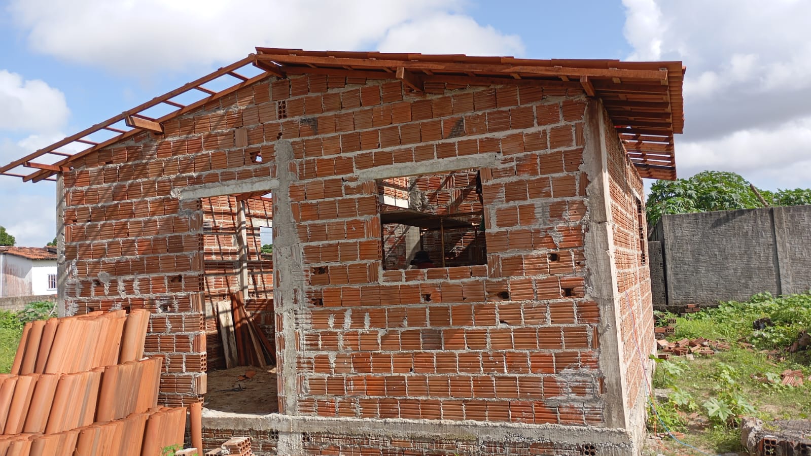 Troco Solidário: Casa Durval Paiva entrega reformas e construções de casas com moedas doadas no supermercado
