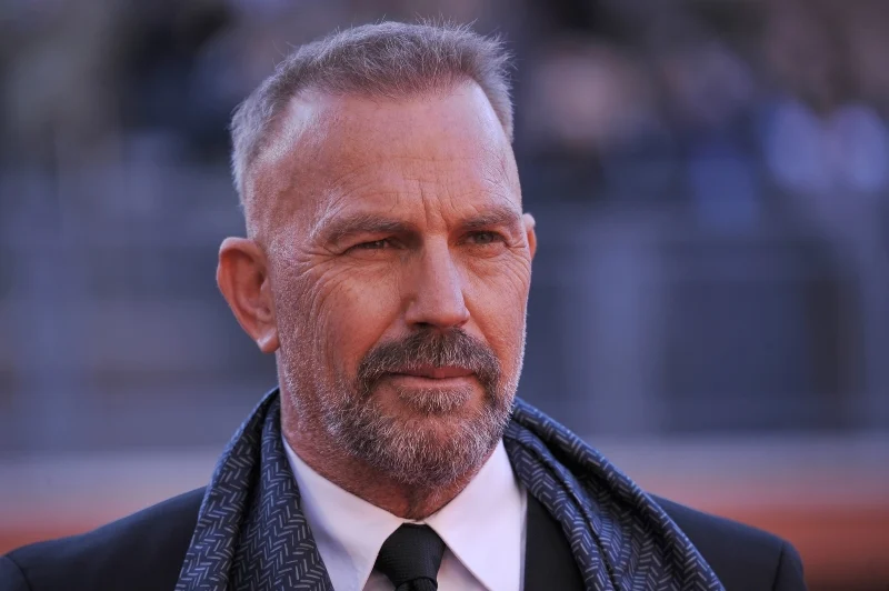 Mulher sofre golpe de R$ 1,4 mil por “falso” Kevin Costner