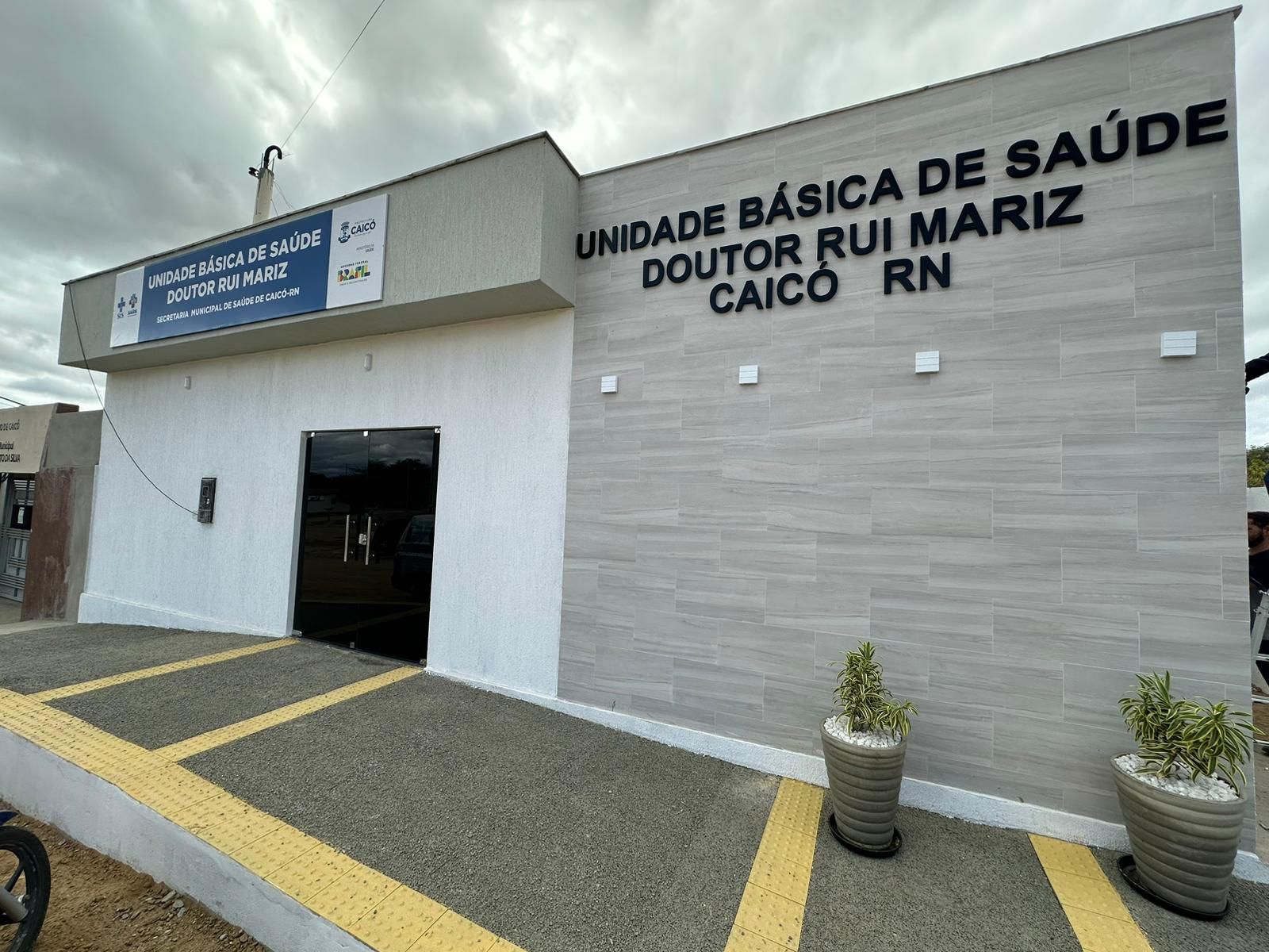 No RN, senador Styvenson Valentim entrega equipamentos agrícolas e inaugura Unidade Básica de Saúde