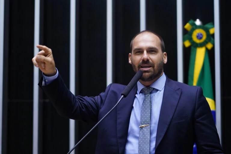Eduardo Bolsonaro chama Polícia Federal de “cadela” de Moraes