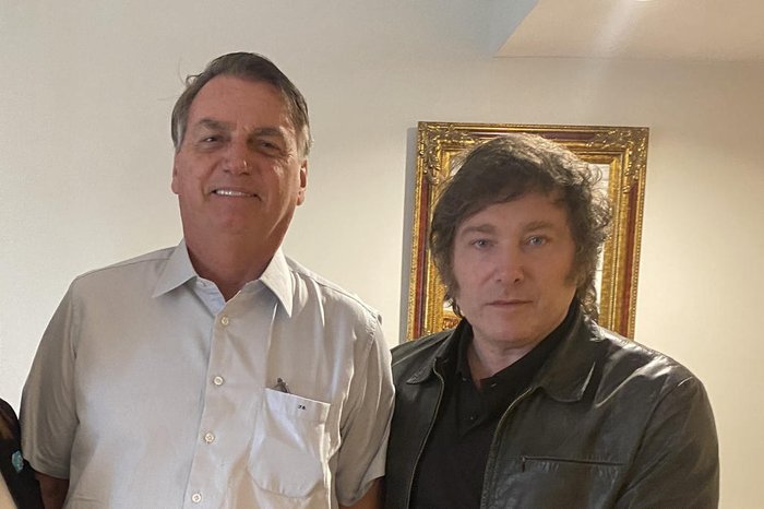 Milei decide ignorar Itamaraty e pede apoio logístico ao governo de SC; evento contará com a presença de Bolsonaro