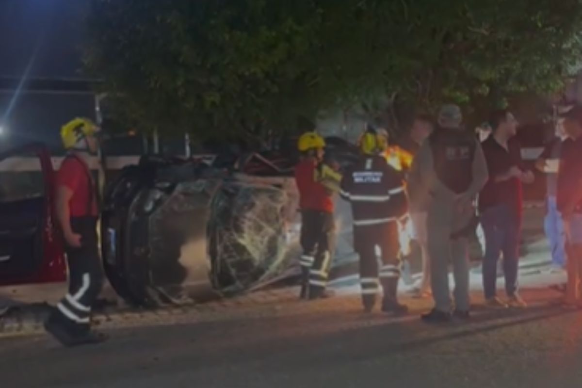 Carro envolvido em racha capota na avenida Xavier da Silveira, em Lagoa Nova