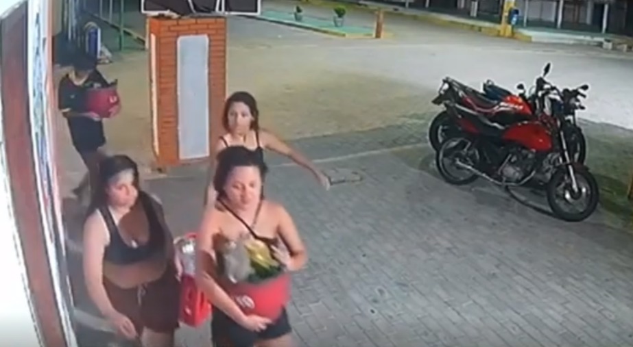 Quadrilha de mulheres arromba quiosque e leva R$ 700 em bebidas em Genipabu