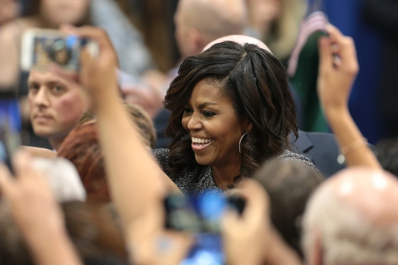 Sem Biden, só Michelle Obama venceria Trump, diz pesquisa