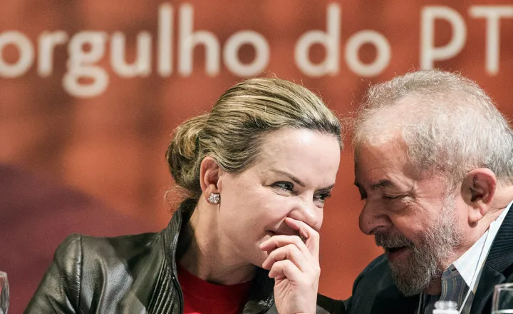 Gleisi ataca Bolsonaro e ganha um 'cala boca' dos internautas: “Amante!”