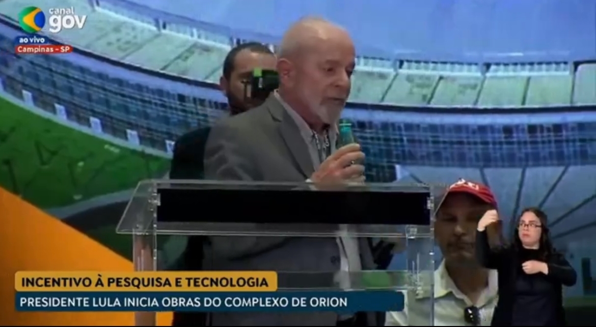 VÍDEO: Ao discursar sobre tecnologia e energia, Lula troca o microfone pela 'boca da garrafa'