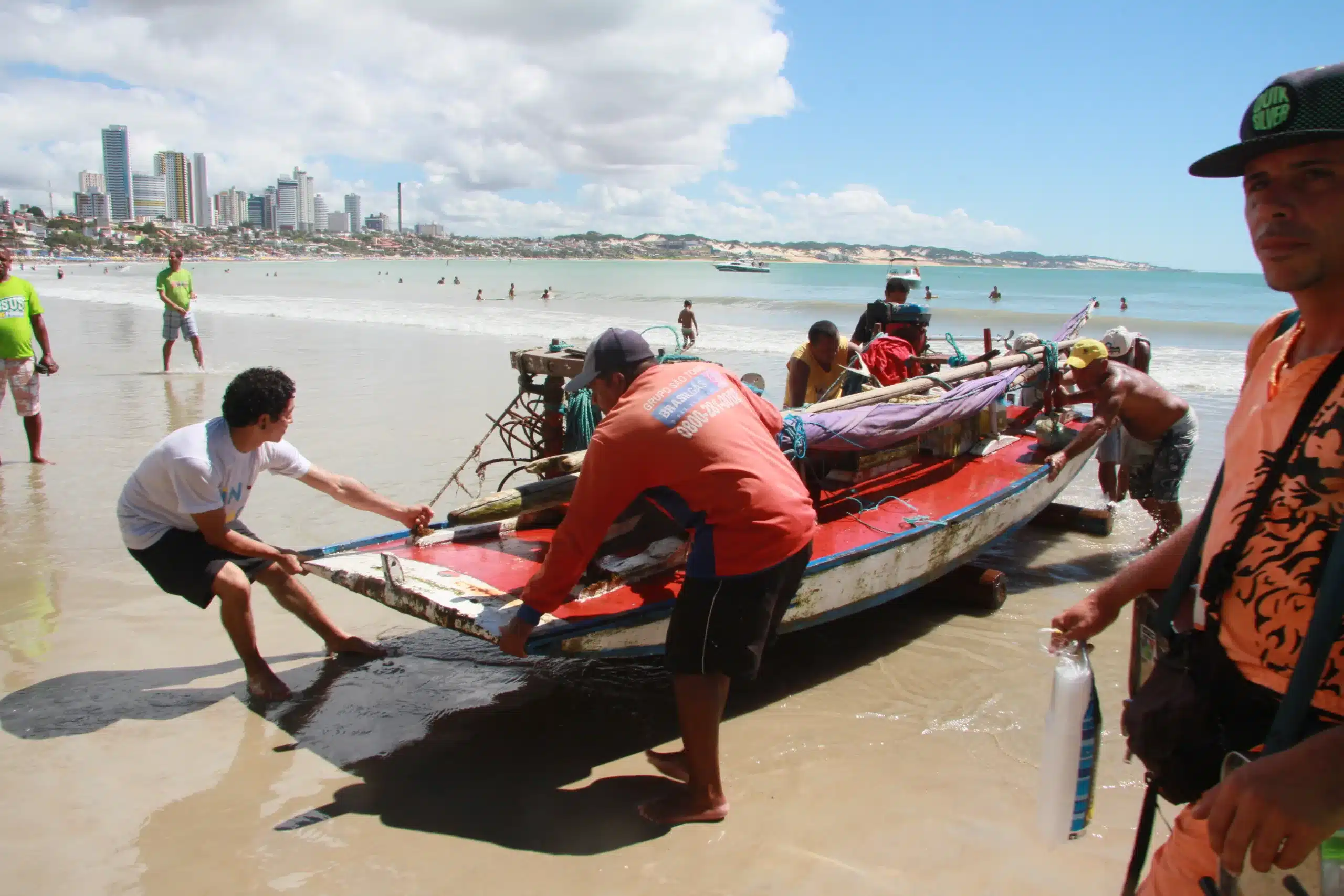 Prefeitura do Natal faz acordo para indenizar pescadores da praia de Ponta Negra