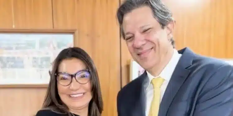 Ao lado de Janja, Haddad mente e diz que governo propôs isenção da carne