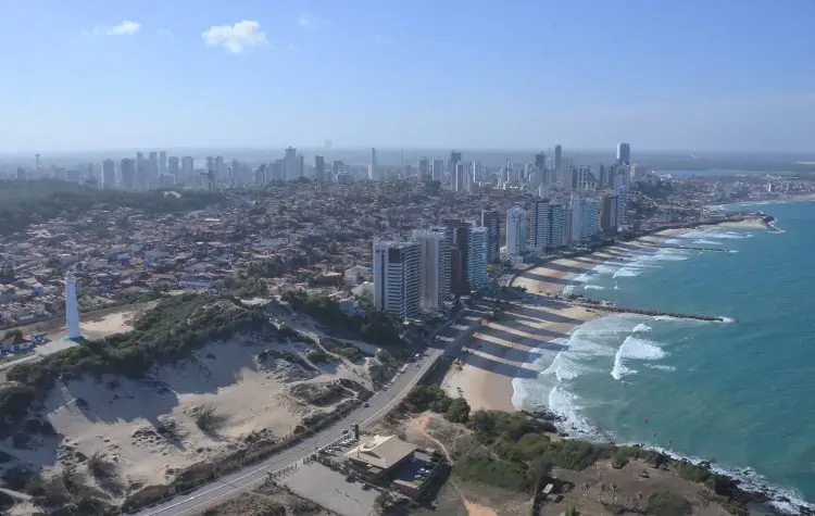 VERGONHA: Prefeitura do Natal flagra condomínio de luxo de Areia Preta despejando esgoto na praia