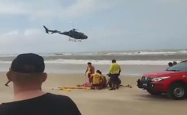 Mulher é socorrida de helicóptero após afogamento em Genipabu